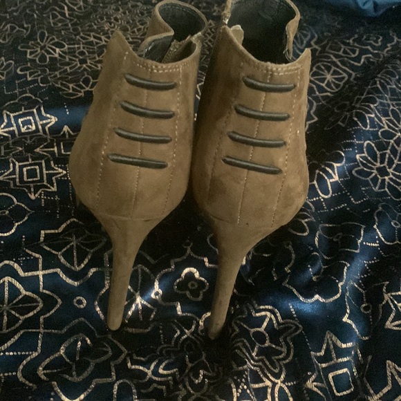 Olive green heels - Picture 3 of 5